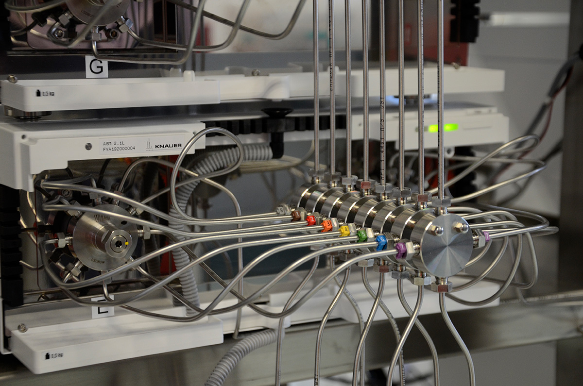 Knauer: Cannabis Producer - SMB pilotni sistem za kontinuirno čiščenje kanabinoidov - podroben prikaz kapilar Knauer: Cannabis Producer - SMB pilotni sistem za kontinuirno čiščenje kanabinoidov - podroben prikaz kapilar