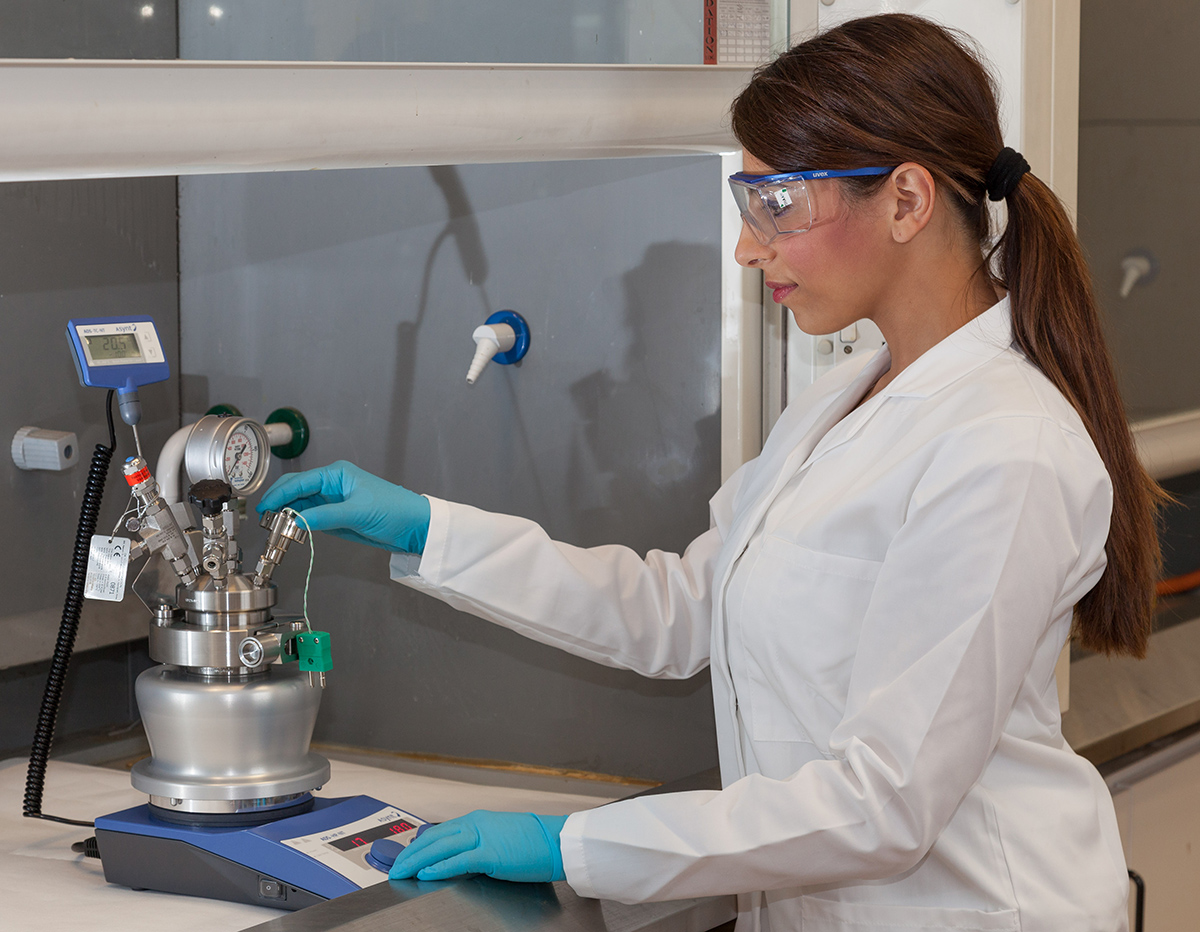 Asynt: enomestni tlačni reaktor